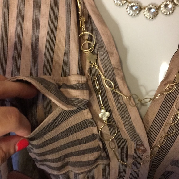 FABULOUS E&M SHIRT UP FOR GRABS👚 - Picture 3 of 8